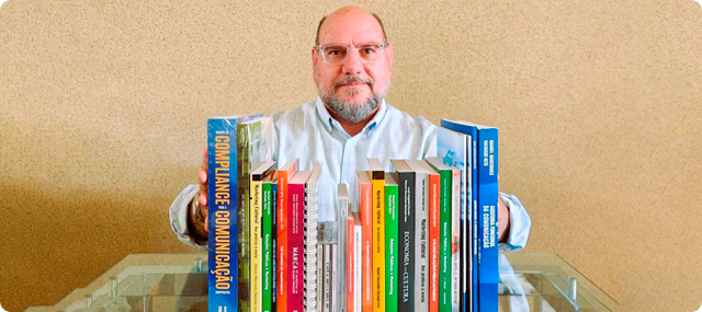 MARCONDES MACHADO com seus livros